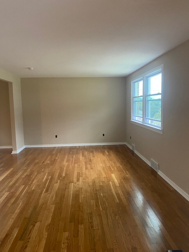 Living room - 933 Cedarwood Dr