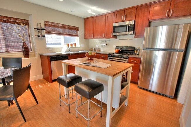 Building Photo - 3 bedroom in Seattle WA 98105