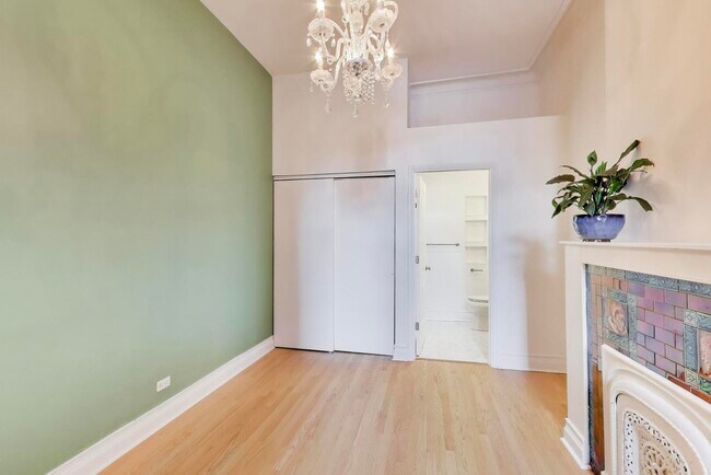 Building Photo - 1402 N La Salle Dr