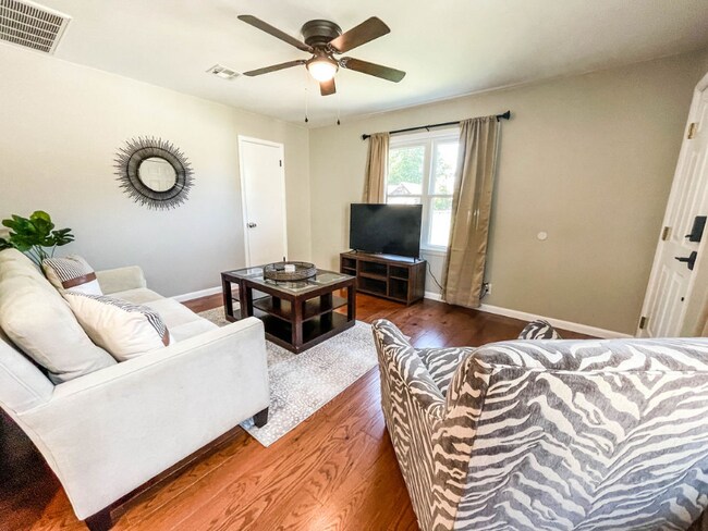 Building Photo - 113 S Birch St