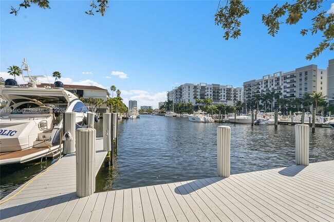 Building Photo - 3200 Port Royale Dr N