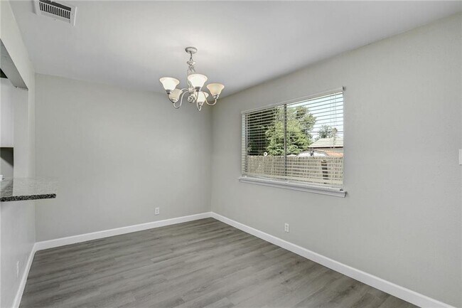 Building Photo - 906 Cactus Dr