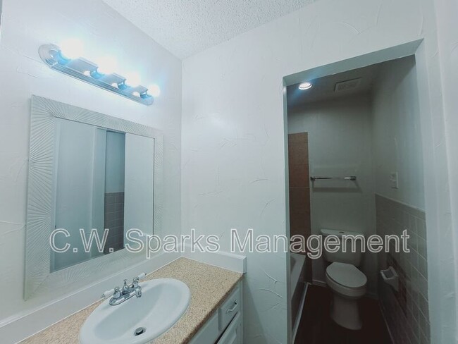 Building Photo - 852 Harvard Ln