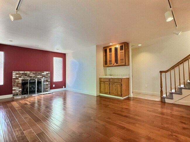 Building Photo - 3BD/2BA Tri-Level Updated Home & Walkable ...