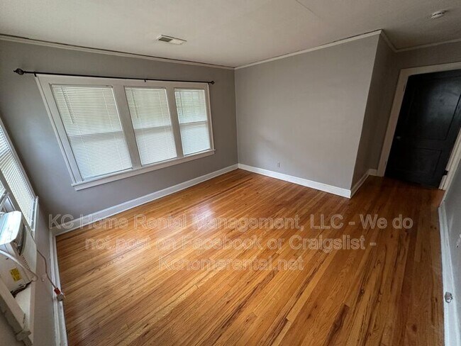 Building Photo - 207 W 51 Terrace