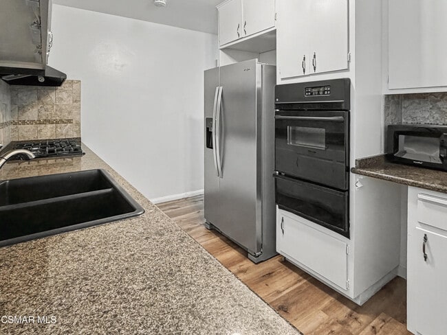 Building Photo - 2485 E Hillcrest Dr