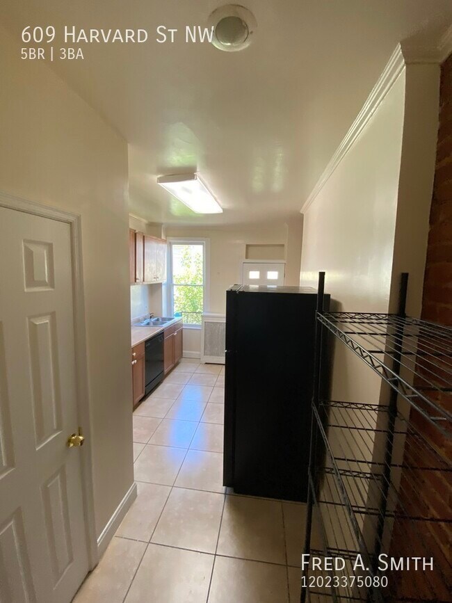 Building Photo - 5 Bedroom Townhouse Next To Howard Univers...