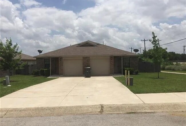 Building Photo - 1004 Drover's Cove