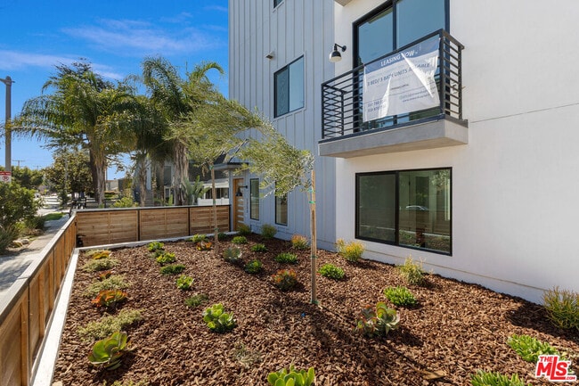 Building Photo - 1253 N Gower St