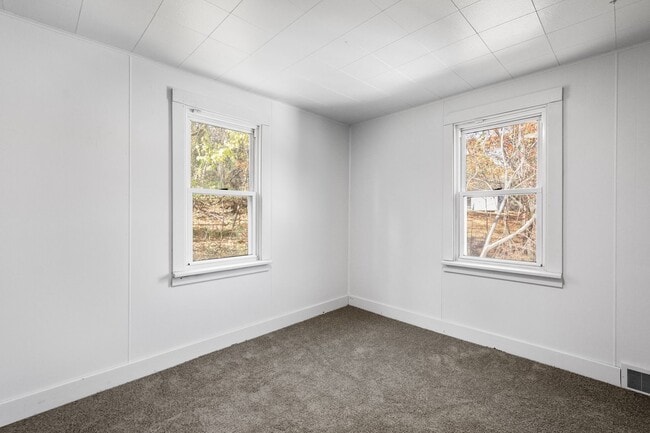Building Photo - OPEN HOUSE THIS TUESDAY 10/7 AT 6PM! MOVE ...