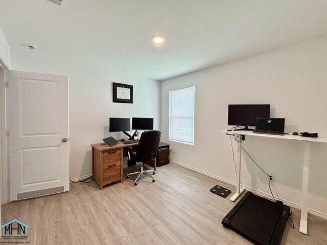 Building Photo - Welcome Home to this Charming 3-Bedroom 2-...