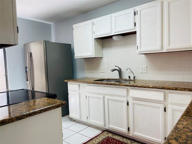 Building Photo - 6823 Songbrook Dr