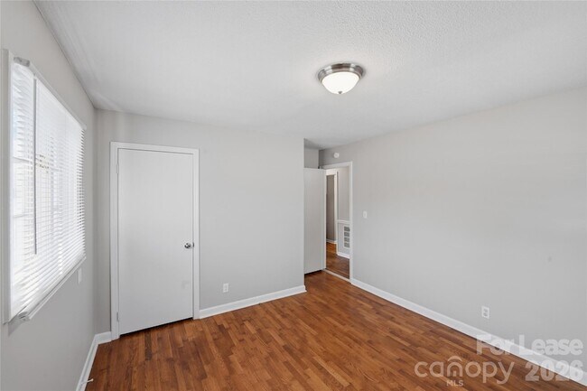 Building Photo - 1019 Carmel Dr