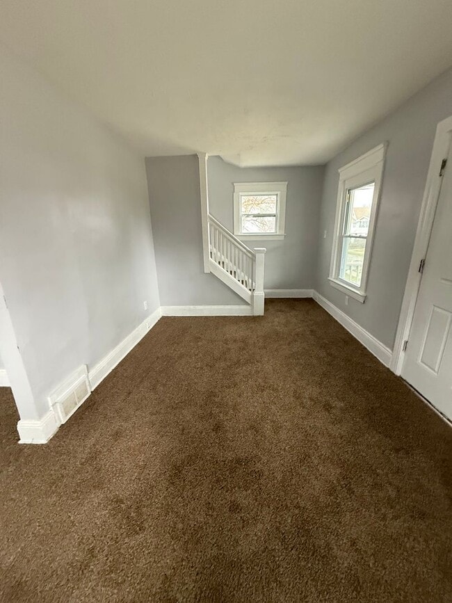 Building Photo - 3bd Single Section 8