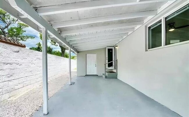 Building Photo - 719 NE 38th St
