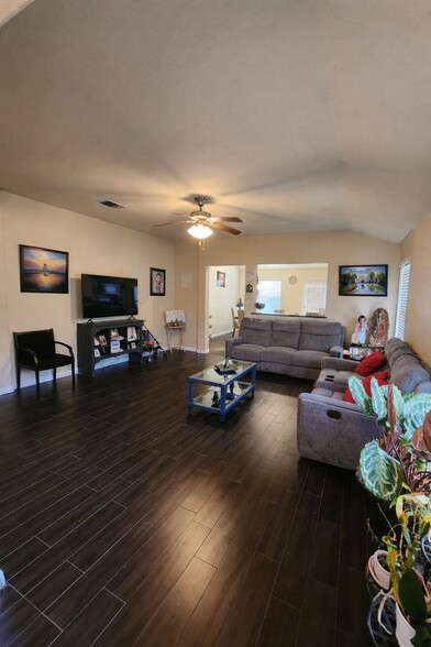 Building Photo - 103 Frio River Trail