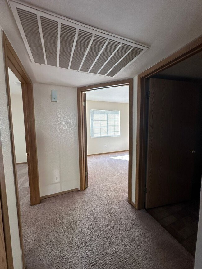 Building Photo - Perfect 2 Bedroom/1 Bathroom