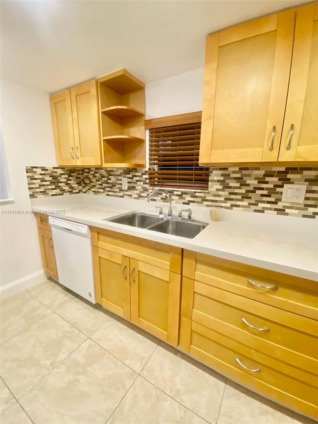 Building Photo - 6568 SW 41st Pl