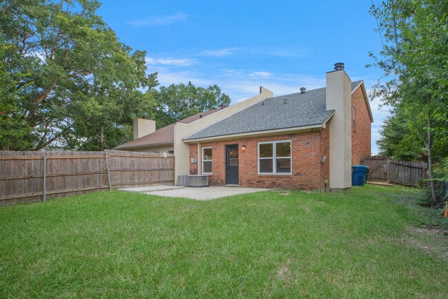 Building Photo - 301 Kingston Dr