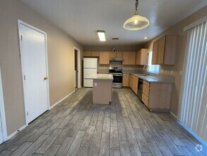 Building Photo - Beautiful 4 bedroom 2 story home