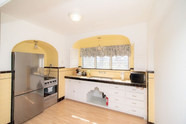 Building Photo - Exclusive 2 Bed/1 Bath Spanish-Style Home ...