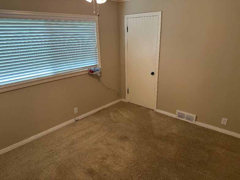 Building Photo - 2121 W Wedington Dr