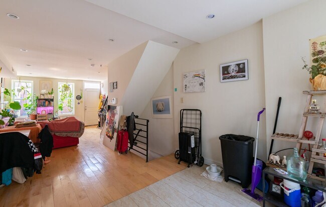 Building Photo - Two Bedroom Point Breeze Townhouse