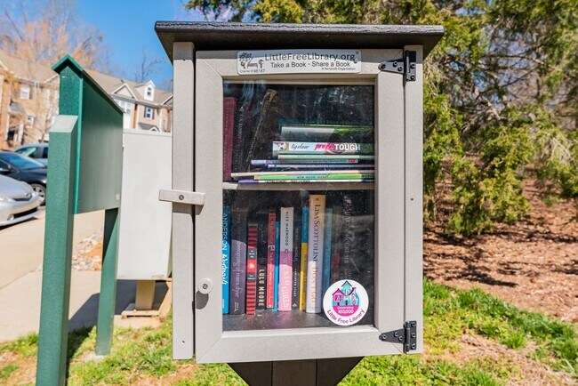 Building Photo - Beautiful 2 bedroom 2.5 bath Townhome in Carrboro