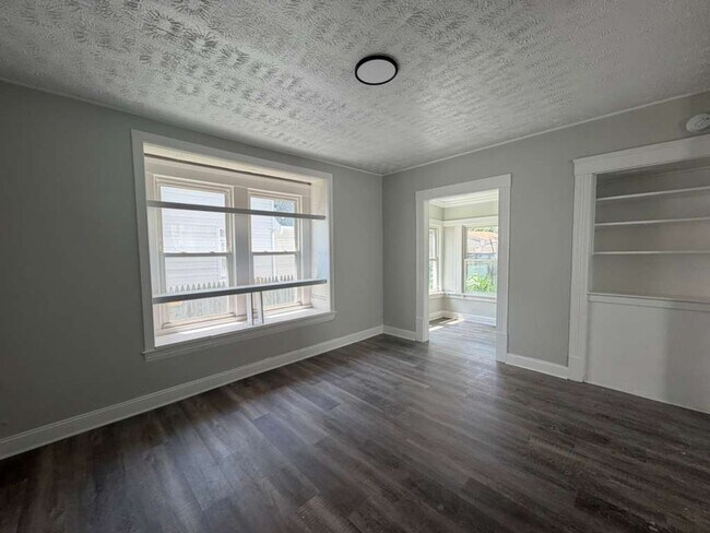 Building Photo - Comfortable & Convenient West Side Living