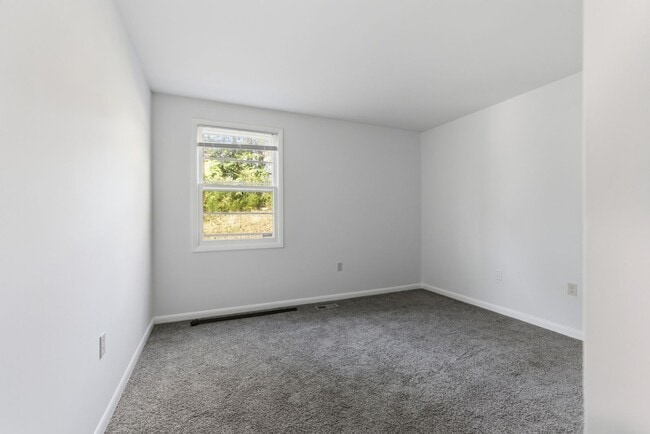 Building Photo - Charming 3 BR/2.5 BA Single-Family Home in...