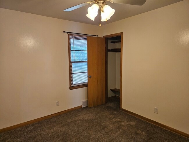 Building Photo - 2415 S Poplar Dr