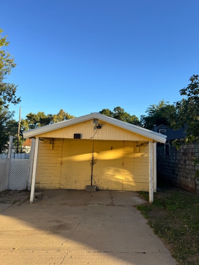 Building Photo - 614 W 8th Ave