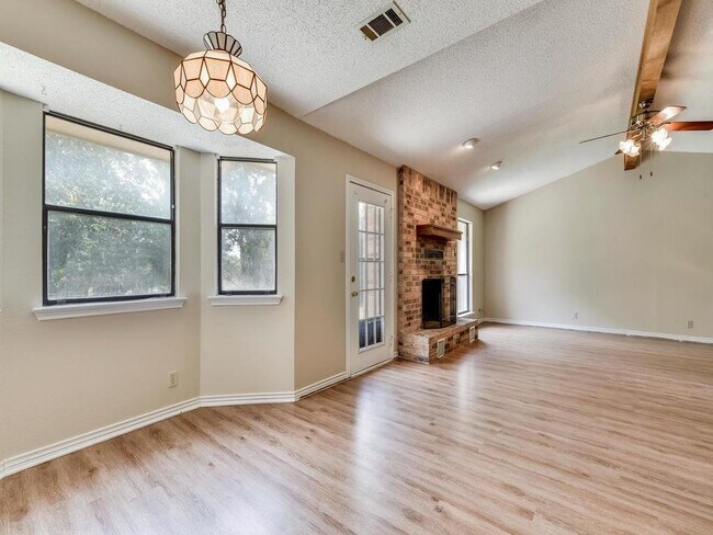 Building Photo - 506 Lakeway Dr