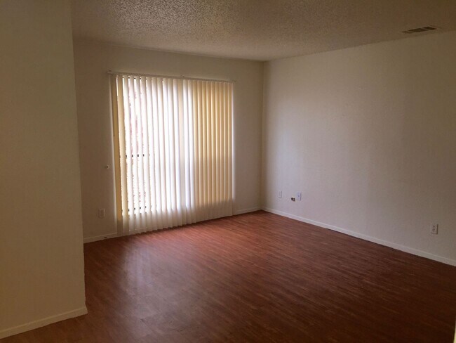 Building Photo - Spacious 2 Bedroom Apartment - Parking - N...