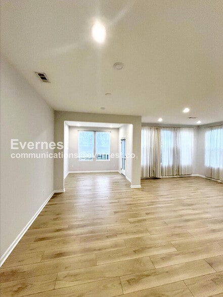 Building Photo - 830 S Greenway Dr