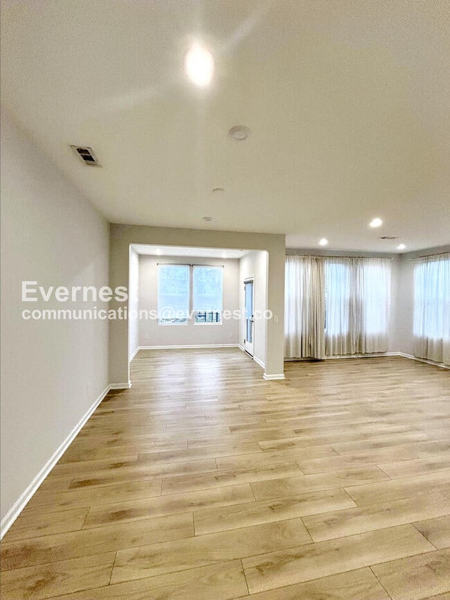 Building Photo - 830 S Greenway Dr