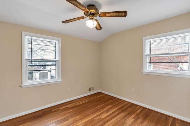 Building Photo - Well Maintained 3 Bedroom 1.5 Bathroom Spl...