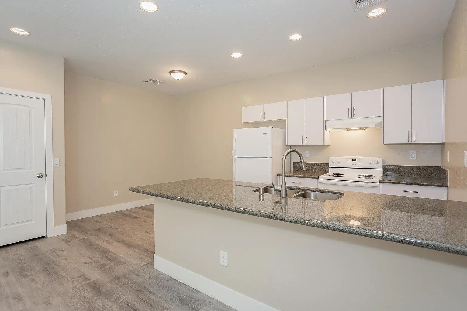 Building Photo - 1741 S Dandelion St