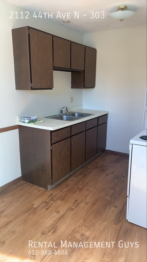 Building Photo - 1 Bedroom Apartment- Laundry and Off Stree...