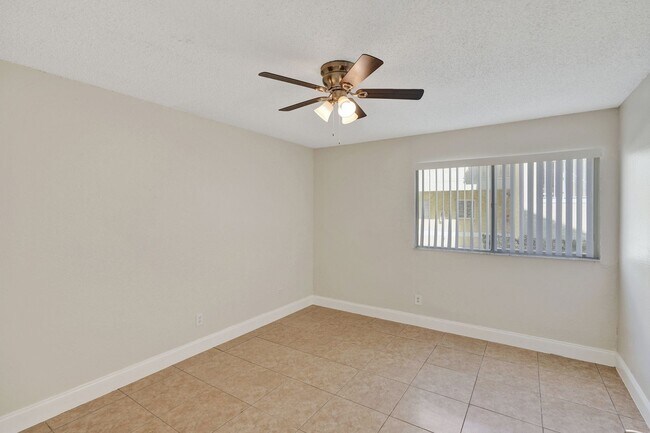 Building Photo - Remodeled 2 Bedroom / 2 Bathroom Condo with Lake View – Great Location