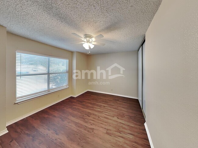 Building Photo - 9307 Sunlit Pt