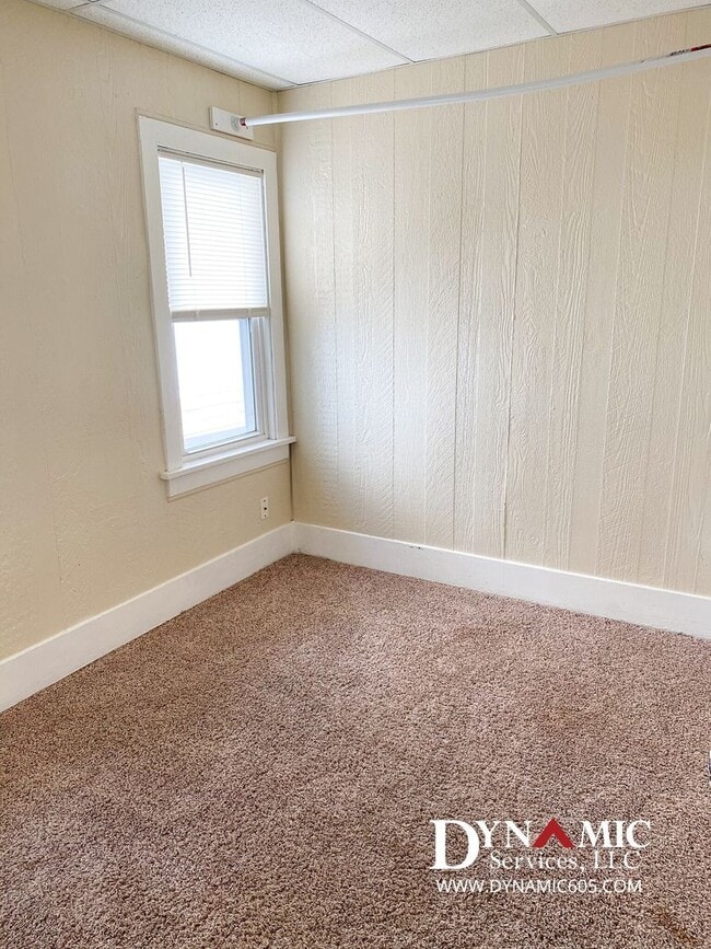 Building Photo - Upper Level 2 Bedroom, 1 Bathroom Duplex