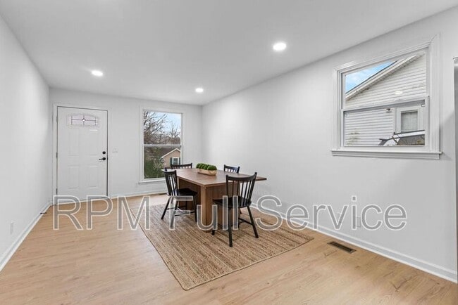 Building Photo - 1025 42nd Ave N