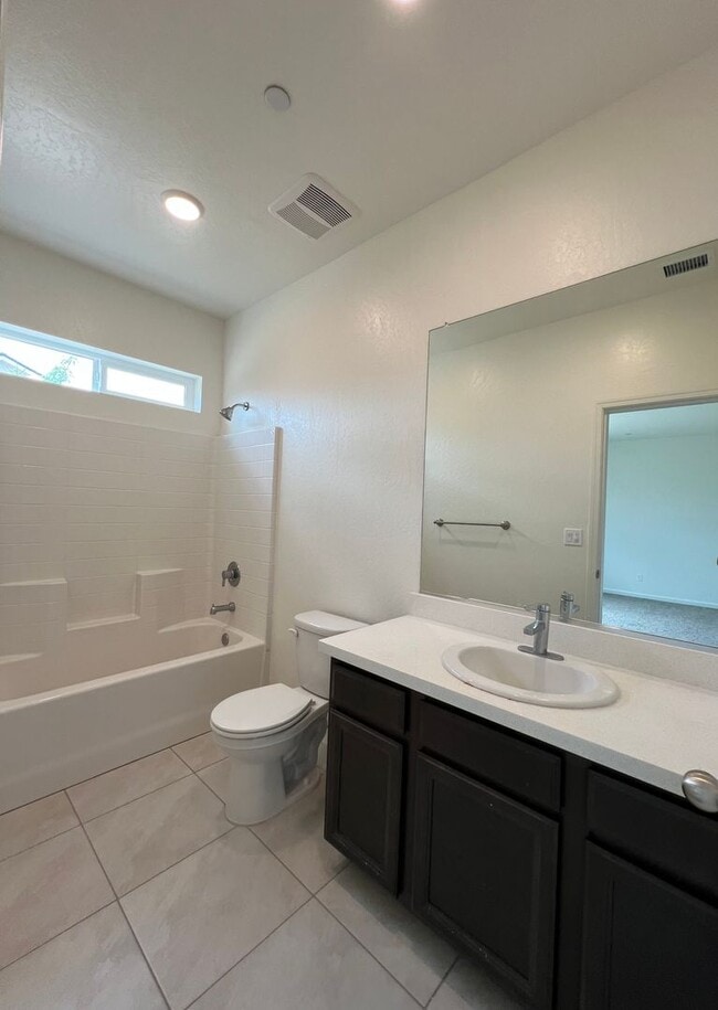 Building Photo - 3-bedroom, 2-bath home in Lemoore