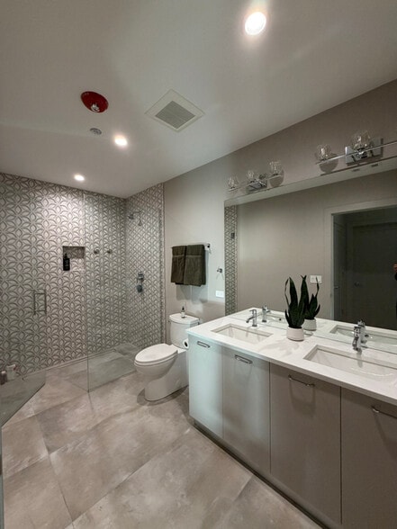 Building Photo - 1335 N Western Ave