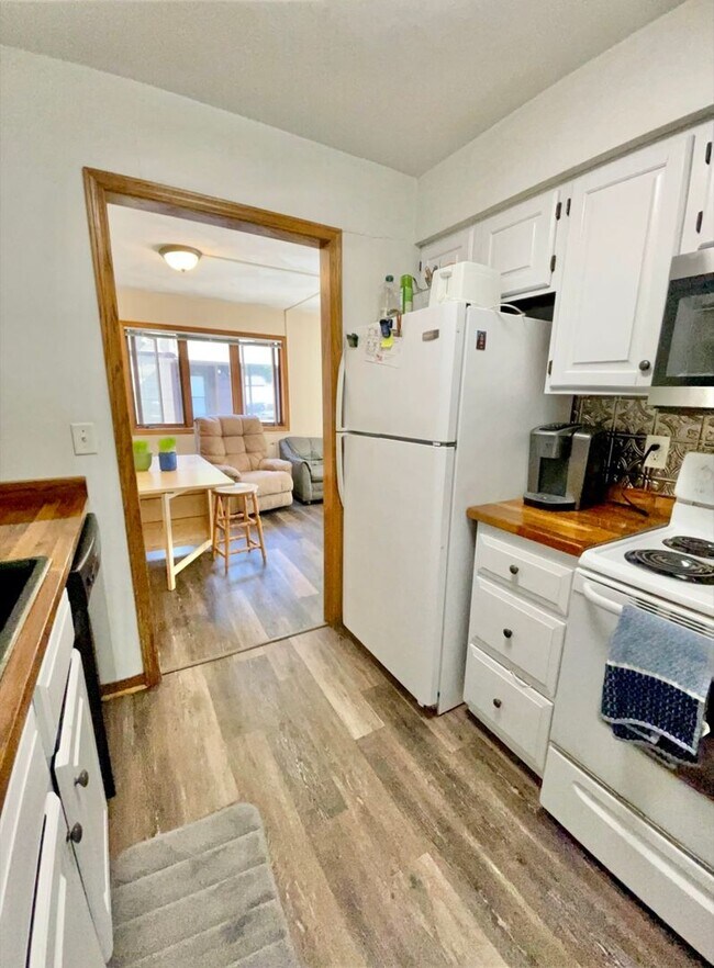 Building Photo - 1327/29 Bowen Ct.
