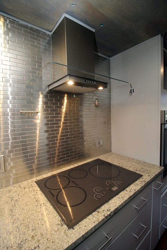 Building Photo - 7545 N Edgewater St