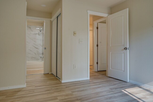 Building Photo - Kent Green River Estates Condo