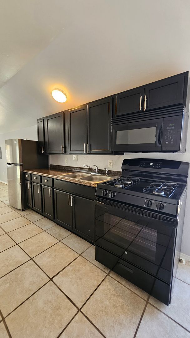 Building Photo - 911 Fruit Ave NW