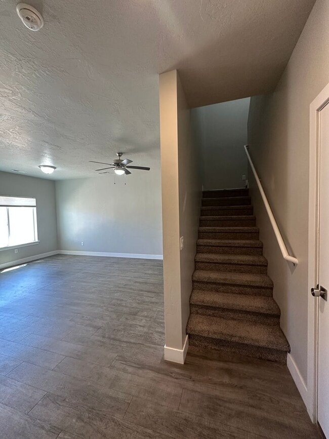 Building Photo - Charming Townhome